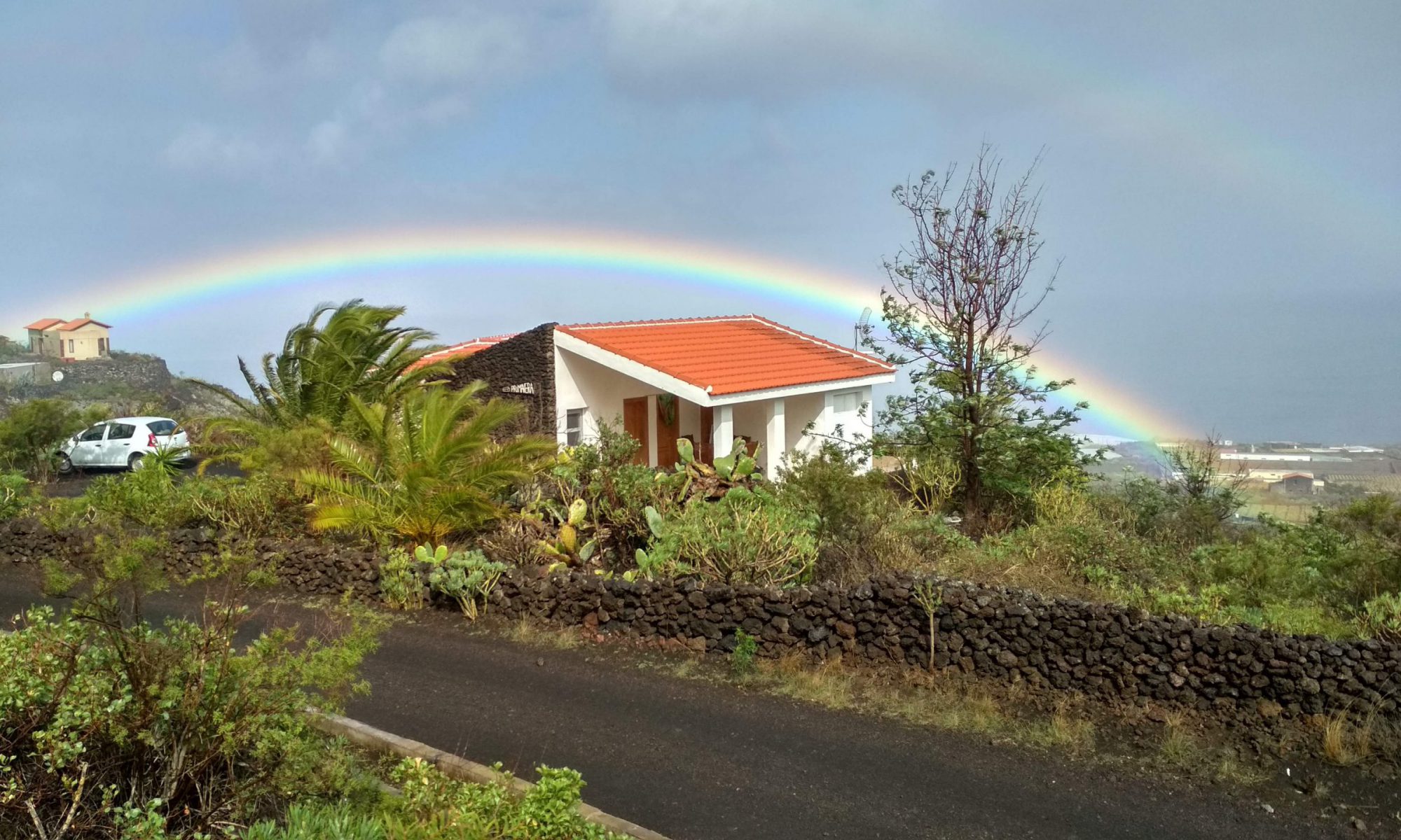 Imagen de Casa Primavera bajo arcoiris