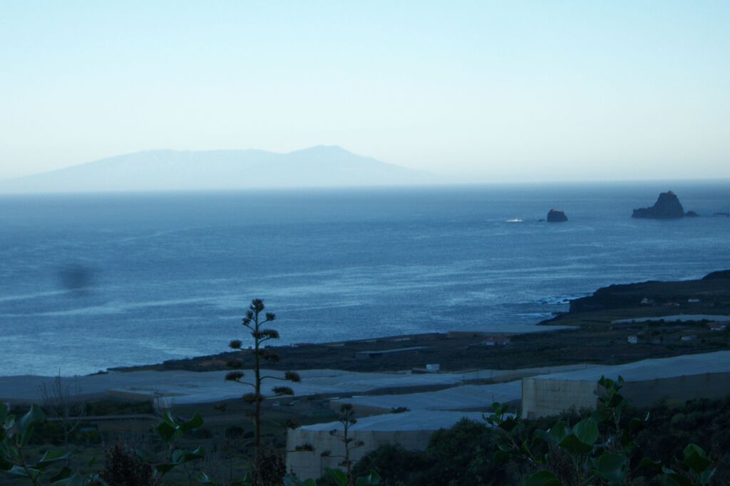 Blick von terasse Atlantikseite: La palma in der Ferne, die Roques de Salmor rechts am Bildrand